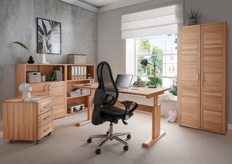 Komplettbüro aus Massivholz mit passendem Bürostuhl